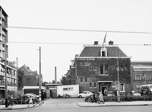 Het politiebureau in de Linnaeusstraat in 1972. Foto: Beeldbank Amsterdam. - © Alle rechten voorbehouden.   
