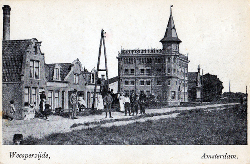 Het tweede huisje van rechts is Weesperzijde 15, waar het gezin Matter woonde. Prentbriefkaart uit de collectie van René van Eunen - © Alle rechten voorbehouden.   