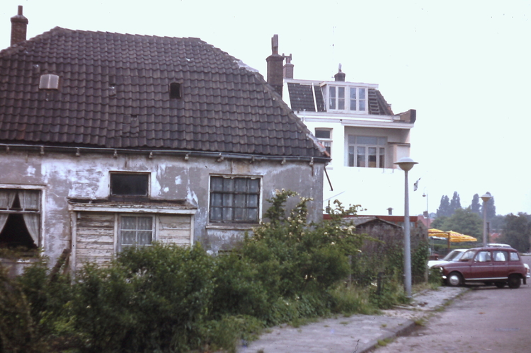  Het oude huisje naast café de Omval.<br />Foto: Joop Jansen 