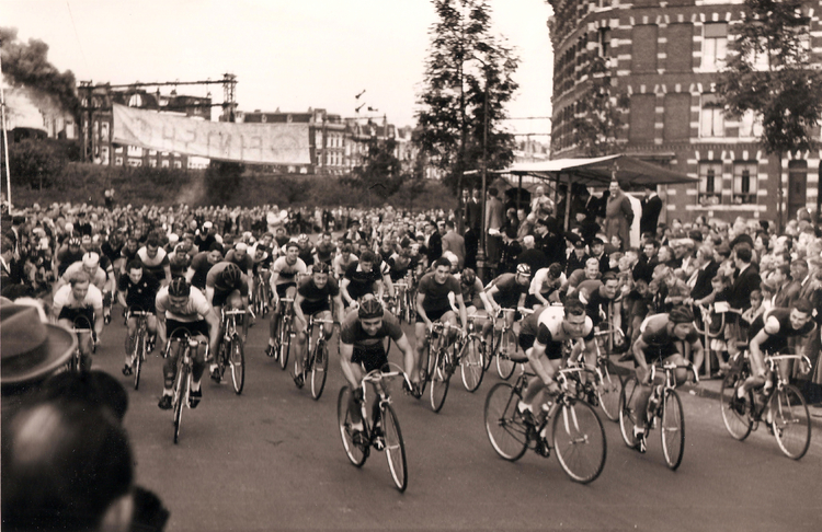 Op koers De renners in volle actie in 1954 