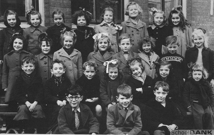 Klassefoto, mogelijk klas 3 President Krugerschool. . Foto uit 1948 of 1949, Anneke Vas Dias zit op de tweede rij, tweede van rechts.  