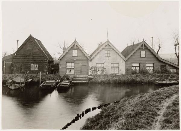 Ringsloot bij het Flevopark. Deze foto dateert van ongeveer 1932 en laat de achterzijde van een aantal huizen zien. Het Gemeentearchief geeft niet aan welke huizen dit zijn. Misschiend dat de foto onder het verhaal u iets verder helpt.<br />Bron: Beedlbank Stadsarchief Amsterdam. 