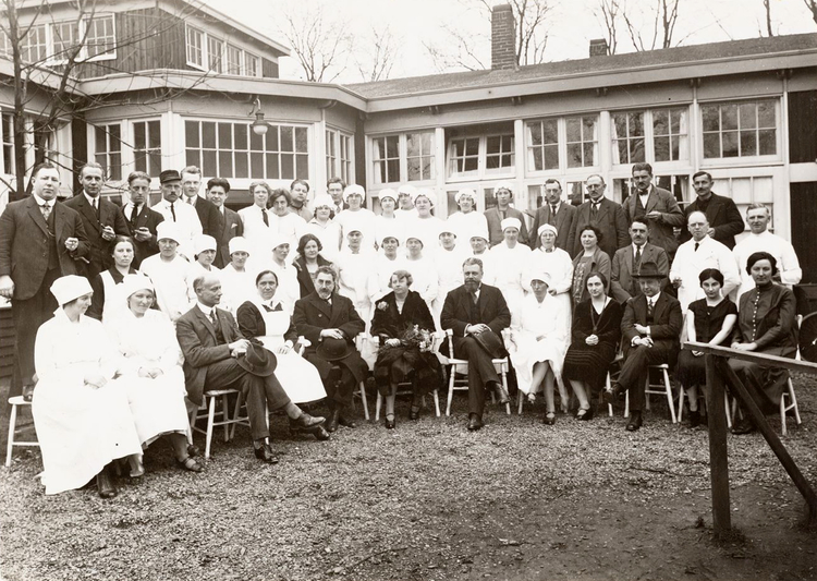 Quarantaine-inrichting paviljoen 10. Artsen en verpleegkundigen in de tuin. 1927. .<br />Foto: Beeldbank Stadsarchief Amsterdam 