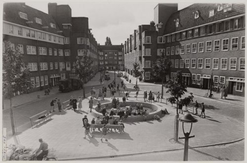 Speelplaats gezien naar de Makassarstraat Foto      Dienst Publieke werken,1954. <br />Bron; Beeldbank Gemeente Archief Amsterdam 