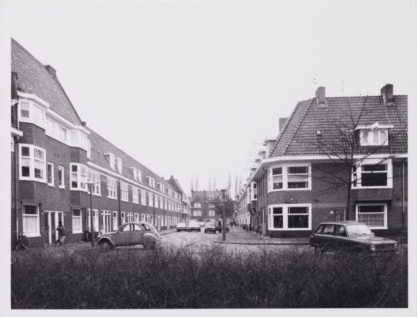  DE Bunsenstraat 2 t/m 40 (links v.r.n.l.) met op de hoek de  Van Marumstraat nr. 1. De foto dateert van 23 januari 1974 en is gemaakt door: J.M. Arsath Ro'is (fotograaf)<br />Bron: Beeldbank Stadsarchief Amsterdam 