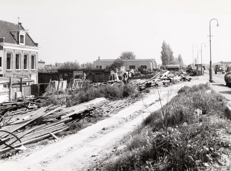 Weesperzijde 256, 3 mei 1966 .<br />Foto: Beeldbank Amsterdam<br />Op de achtergrond Garage Slagboom, vlak voor de sloop. 3 mei 1966. 