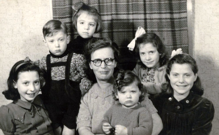 De moeder van Anneke Vas Dias met 5 van haar kinderen. De moeder van Anneke Vas Dias met 5 van haar kinderen. De foto is thuis, in de Retiefstraat, genomen in het jaar 1948.  De foto is afkomstig uit het fotoarchief van de familie Vas Dias. 