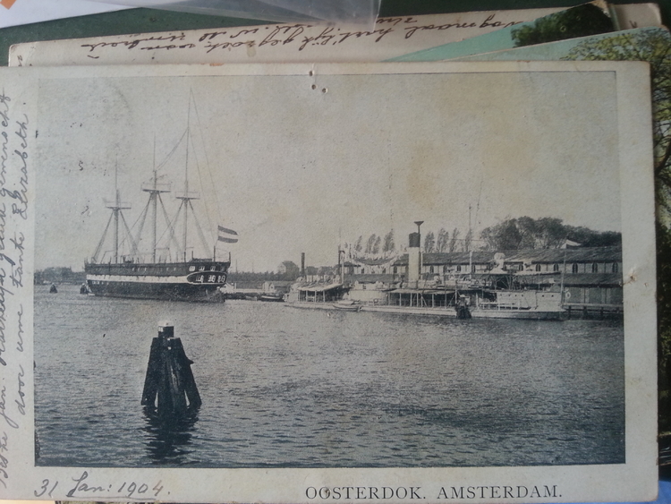 Oosterdok 1904 Duidelijk zichtbaar is dat deze kaart op 31 januari 1904 werd geschreven.<br />Er lijken zowel zeil- als stoomschepen in het water te liggen 
