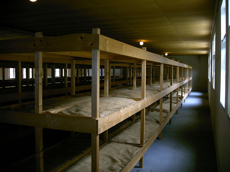 Kamp Vught, slaapbarak. Bedden in slaapbarak van kamp Vught (200 bedden per barak). Deze foto is gemaakt door:  P.J.L. Laurens. 