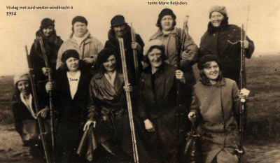 Tante Marie Visdag met zuid-wester windkracht 6, 1934. Achterste rij, tweede van rechts Tante Marie Reijnders, onderste rij tweede van links Suse, de schoonmoeder van Cor Lütter (de foto is opgestuurd door de kleindochter van  tante Marie). 