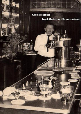 Café Reijnders Café Reijnders op de hoek Balistraat-Sumatrastraat. Manus Jr. achter de bar in 1954. 