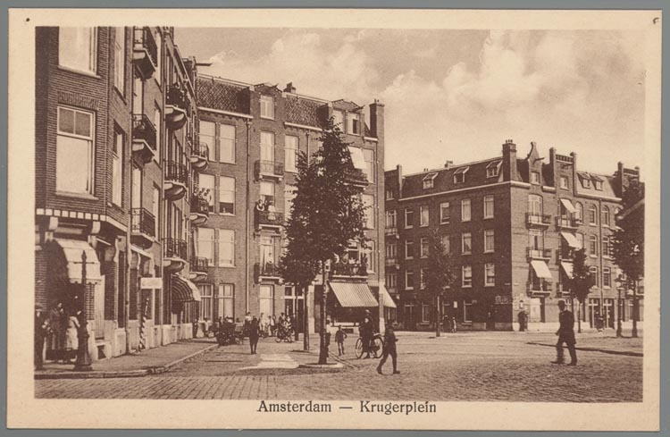 Krugerplein. Prentbriefkaart van het Krugerplein in Amsterdam-Oost, ca. 1925<br />Collectie Jaap van Velzen, Joods Historisch Museum. 