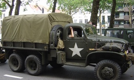 Amerikaanse legerauto Op de hoek stond een Amerikaanse legerauto met een witte ster op het portier. 