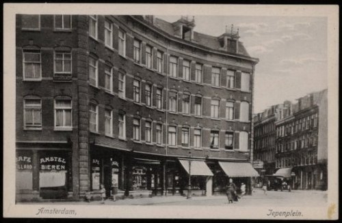 Iepenplein. Prentbriefkaart van het Iepenplein met rechts de Iepenweg. Uitgave J. Sleding, Amsterdam, datering 1935. Bron: Beeldbank Stadsarchief Amsterdam. 