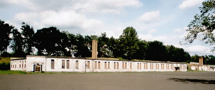 Vrouwenbarak. Barakken van het voormalige vrouwenkamp Ravensbrück. Foto afkomstig van Engelstalige Wikipedia (public domain) 