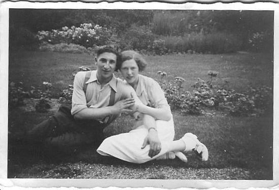 Annie en haar man David Kops. Dit zijn zuster Annie met echtgenoot David Kops (Engelsman) die bij Vermeulen-Hollandia bij de razzia is meegenomen.<br />datering ong. 1940? Bron: familiearchief. 