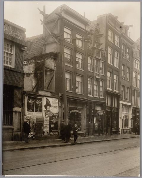 Winkels op de Haarlemmerdijk. Op deze plek heeft mogelijk de sigarenwinkel van mijn vader gezeten. Op deze plek heeft mogelijk de sigarenwinkel van mijn vader gezeten. de foto is gemaakt op 14 februari 1927.<br />Bron: Beeldbank Stadsarchief Amsterdam. 