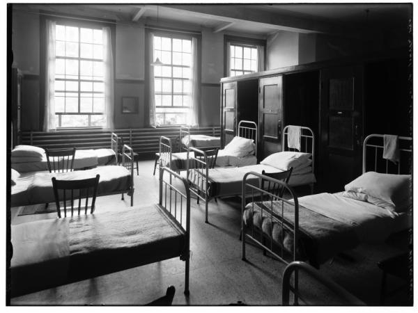 Slaapzaal. Deze foto uit 1933 toont en slaapzaal in het Nederlands-Israëlitische Oudeliedengesticht, Keizersgracht 110.<br />Bron: Beedlbank, Stadsarchief Amsterdam. 