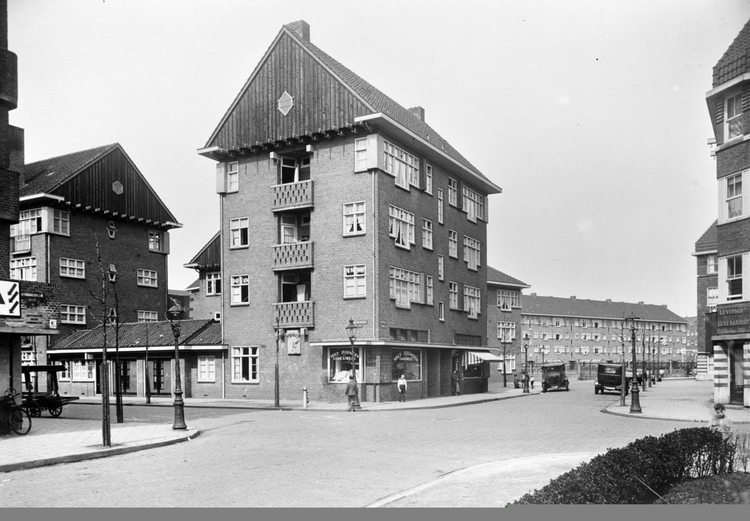  Afgebeeld is de Ben Viljoenstraat (1933) hoek Joubertstraat met rechts de zaak van Levisson, luxe bakkerij; op Joubertstraat 10 de zaak van W.Schaap in vis en zuurwaren, september 1933<br />Bron: Beeldbank Gemeentearchief Amsterdam 