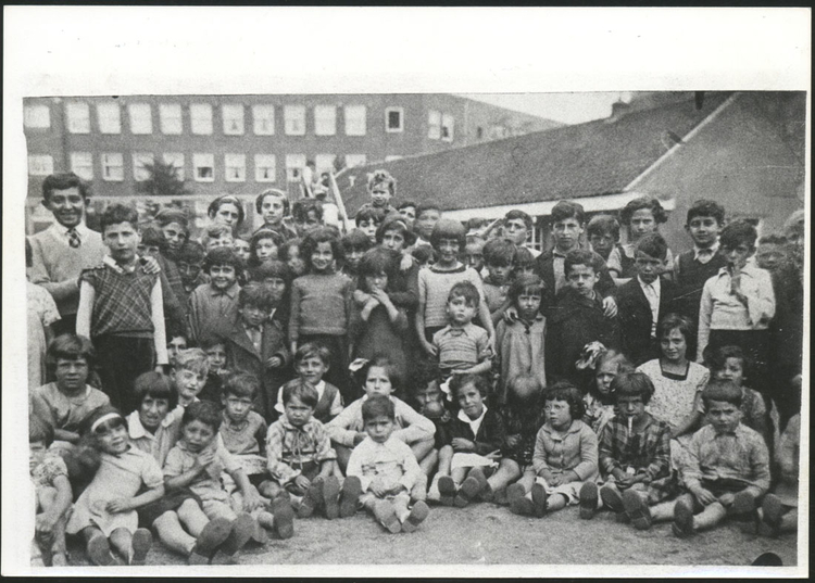 Groepsfoto met kinderen in de speeltuin. Speeltuin Joubertstraat. Op deze foto een aantal buur- en buurtkinderen van mevrouw De Boer-Suesan.<br />Zie ook: Speeltuin Joubertstraat 