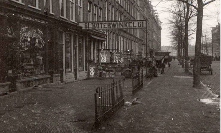 Von Zesenstraat. Deze afbeelding dateer van ca. 1938. Afgebeeld is de boterwinkel op numer 61. Links zit/zat een huisschilder.<br />Foto: Jo Haen. 