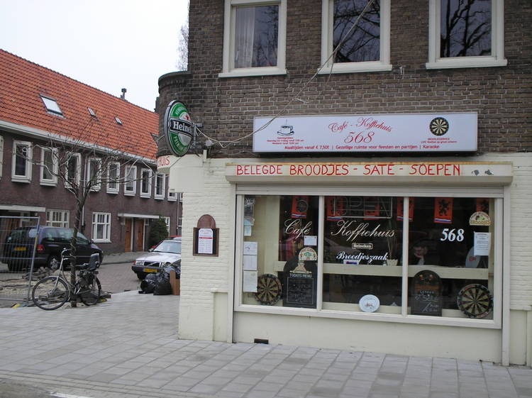 Galileïplantsoen hoek Buys Ballotstraat. Hier was bakkerij Schagen gevestigd. Anno 2006 is het een koffiehuis. Op de andere hoek heeft jarenlang een sigarenzaak gezeten van dhr.Grol. Later heeft zijn blinde zoon de zaak overgenomen.<br />(foto 2006 Jo Haen) 
