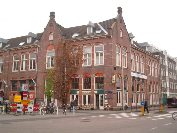  Café de Ponteneur is gevestigd in het gebouw waar vroeger een kleuterschool gevestigd was (april 2005). Café De Ponteneur april 2005. In dit gebouw was rond 1930 een kleuterschool gevestigd. 
