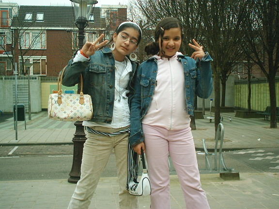  Zeynep (rechts) en Jihane op het schoolplein, Dapperschool, maart 2005. 