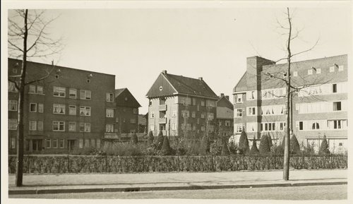 Afrikanerplein. Afgebeeld is het Afrikanerplein, gezien in noordelijke richting.<br />Deze foto is van 20 maart 1938 (ca.). Bron: Beeldbank, Stadsarchief Amsterdam. 