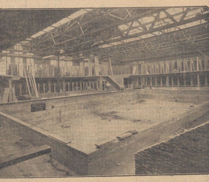Bouwput van het Sportfondsenbad. Dit artikel is afkomstig uit Het Algemeen Handelsblad van 30 oktober 1928. Bron: Historische Kranten, KB. 
