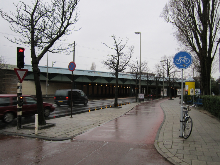 Viaduct in de Wibaustraat richting Centrum.  