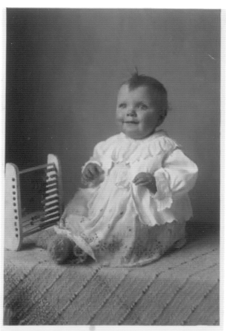 Anneke als baby Ter gelegenheid van haar 1e verjaardag werd Anneke door haar pleegfamilie in de beste kleertjes gestoken, daaronder waren poppekleren. De foto is gemaakt door het destijds befaamde foto-atelier Niestadt  in december 1944. 