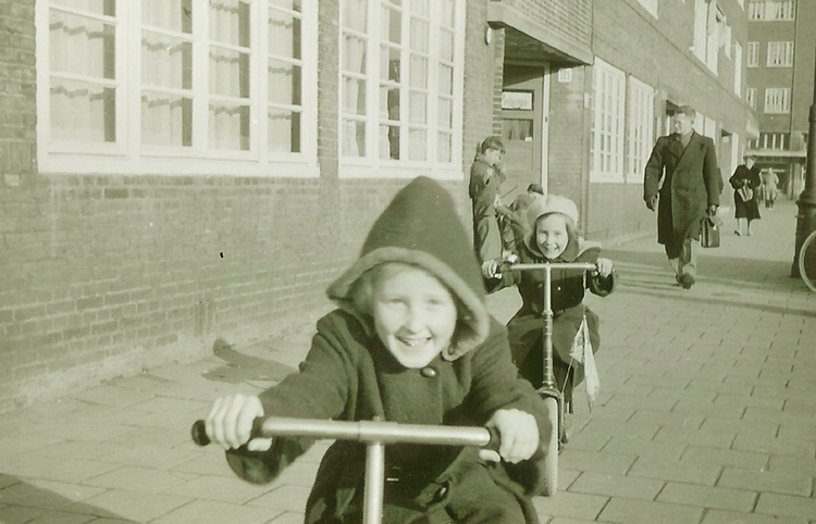  Yvonne Kruk als klein meisje op de step voor haar huis op de Insulindeweg. Achter haar haar buurmeisje en vriendin Lottie. 