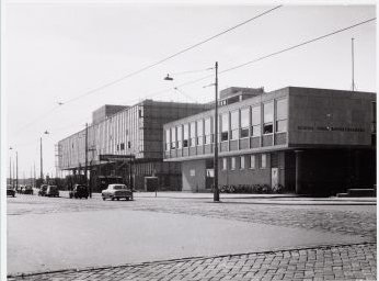  Waar vroeger een mooi trapveldje was,werden de banketbakkerschool (rechts) en het Renault gebouw (links) gebouwd. (Foto: 1959 Gemeentearchief Amsterdam) 