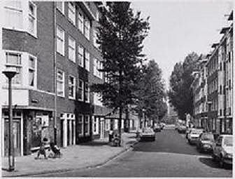 Baweanstraat, hoek Karimatastraat De voormalige winkel van Kruidenier Krabbe (Foto: Stadsarchief Amsterdam, 1983, vlak voor de afbraak) 