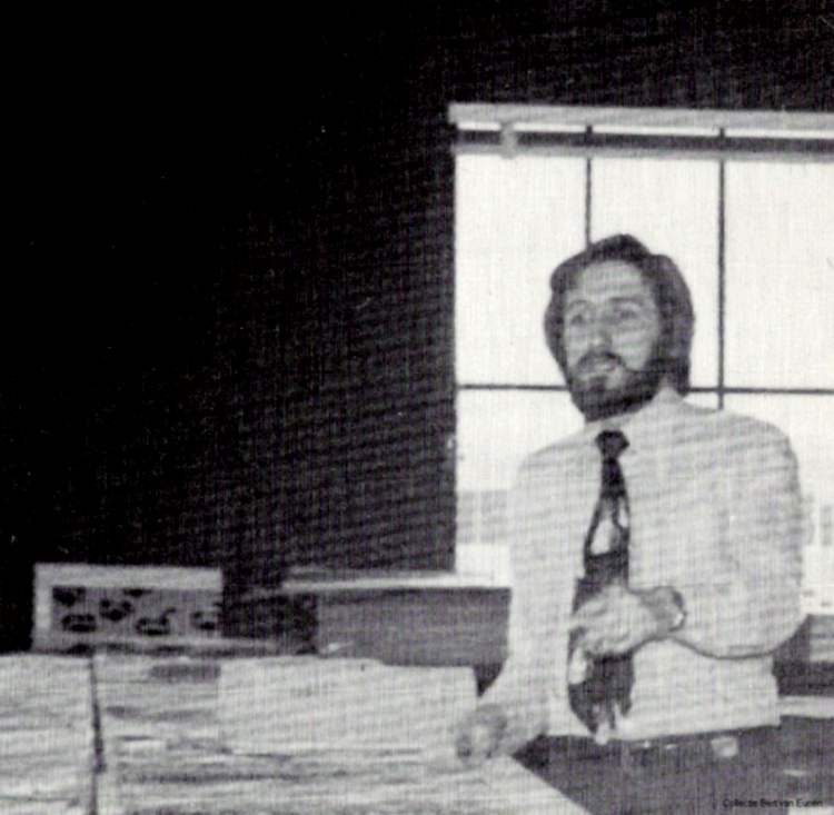  Bert van Eunen in 1977 aan het werk in het atelier.<br />Foto: collectie Bert van Eunen. 