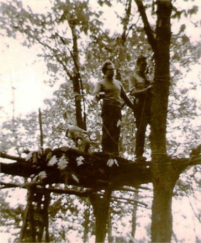 Padvinderij Op kamp in het Beukenwoud, waarschijnlijk 1965, met Prinses Margriet groep. Achter vaandrig Ruud Willemsen 