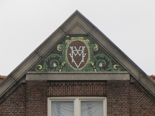 Logo van de Handwerkers Vriendenkring (bouwfonds). Foto is gemaakt in de Retiefstraat (Smitstraat) door F.Slicht. 