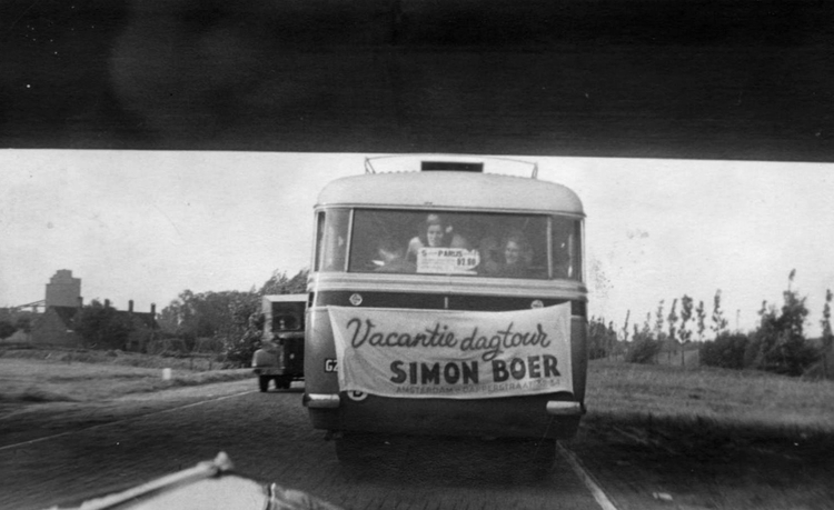 Een dagje uit met de bus De achterkant van de bus waarmee Simon Boer en zijn klanten een dagje uit gingen. 