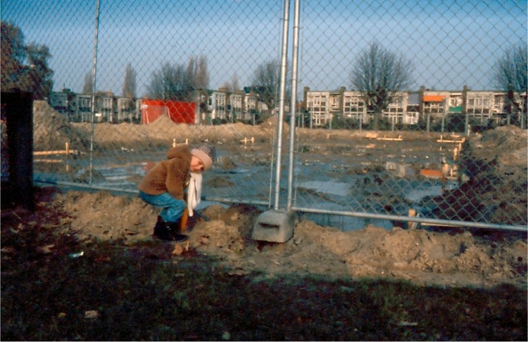 Bouwput voor experimentele groene woningen. De oudste zoon van Wim Cremers bij de plek waar de woningen gebouwd zullen worden. 