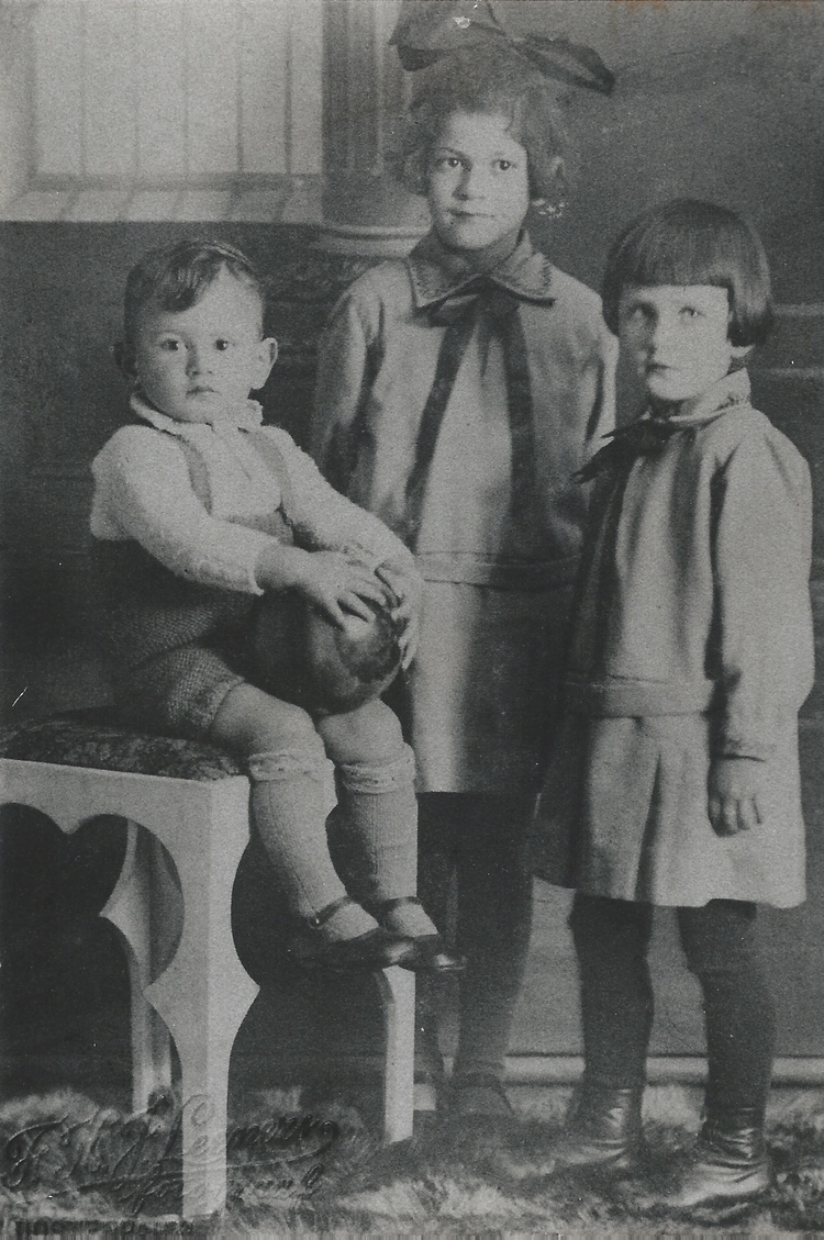 Broer_zussen Bora staat rechts op de foto. Links haar jongere broer Hans zittend en in het midden haar oudere zus. 