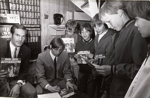 Bron Beeldbank Amsterdam - 1969 .<br />De eerste grammofoonplaat van Johan Cruyff is op de markt. <br />Links: AJAX-speler: Ruud Suurendonk. 