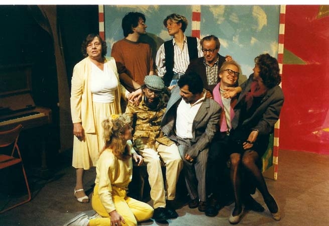  Martha (links) in 'Enige Kennisgeving' (de 2e voorstelling van BTGM) in 1989 in het Muiderpoorttheater, Jan Witte draagt een pet. 