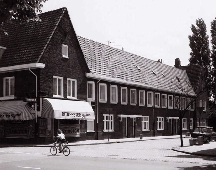 Sigarenwinkel Grol - Buys Ballotstraat 01 - 1973 .<br />Foto: Beeldbank Amsterdam 