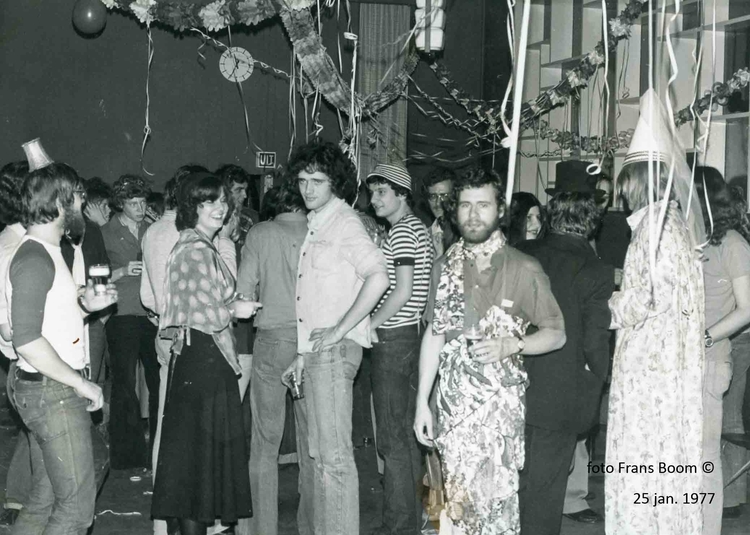Carnaval in Casa 400. Gezellige bijeenkomsten waren er genoeg, zoals hier het carnavalsfeest in de kelder. De foto is gemaakt door Frans Boom in 1977. 
