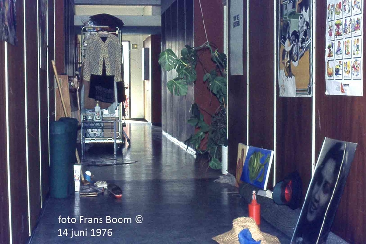 De laatste studentenspullen! De grote schoonmaak is aan de gang. Verhuizing van afdeling 10D, Casa 400. De foto is gemaakt door Frans Boom in 1976. 