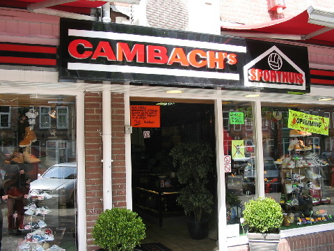 Cambach Cambach's Sporthuis in de Eerste van Swindenstraat (2004). 