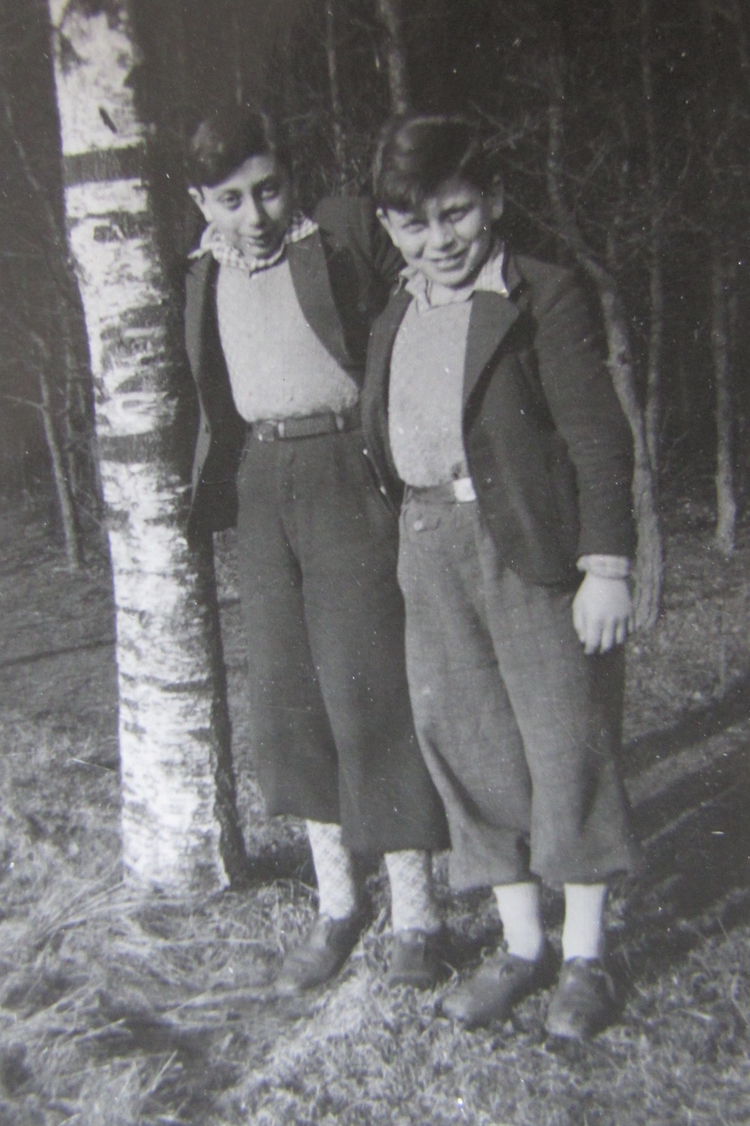 Max en Philip. De jongen links is Max Rechtschaffen (pleegzoon) . Philip Gans staat rechts (bron: Mevr. Sara de Vries). Datering ongeveer 1940. 