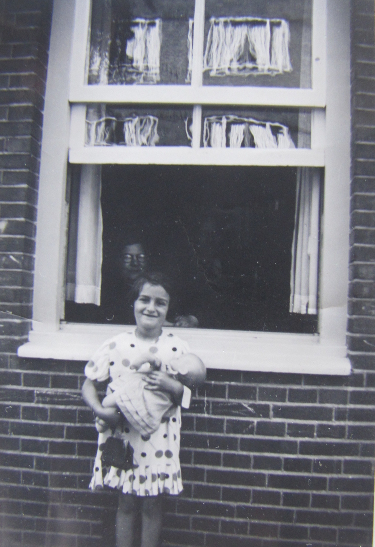 Branca met achter haar moeder Mathilda! Dochter Branca met haar pop, op de achtergrond haar moeder. Bron: mevr. Sara de Vries. Datering: ongeveer 1938/9. 
