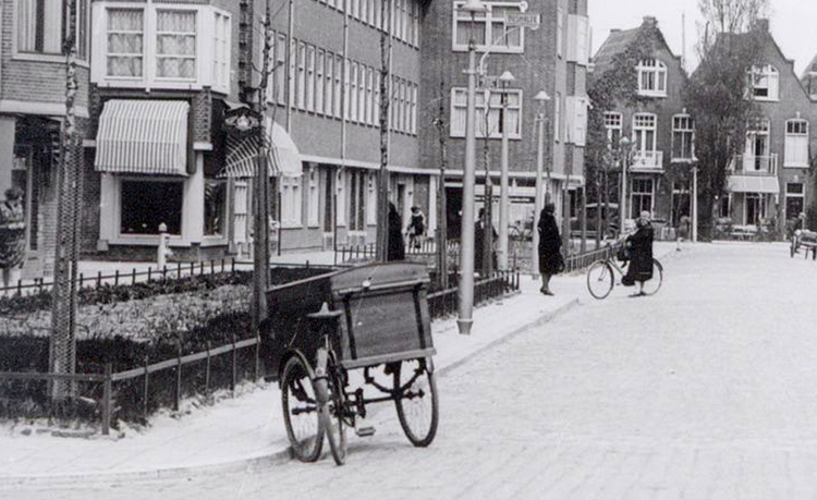 Copernicusstraat 73 - ± 1930 .<br />Foto: Beeldbank Amsterdam .<br />In het midden van de foto, links van de 2 huizen.<br />Foto: Beeldbank Amsterdam 